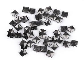 Cvočky na oblečení z nerezové oceli 12x12 mm pyramida