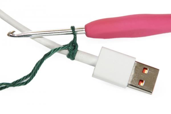 Jak obháčkovat kabel na nabíječku 