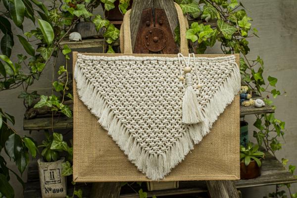 Jutová taška zdobená macrame aplikací