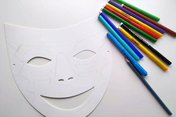 Zdobení karnevalové masky pro děti