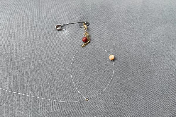 Jednoduchý náhrdelník z rokajlu a minerálů