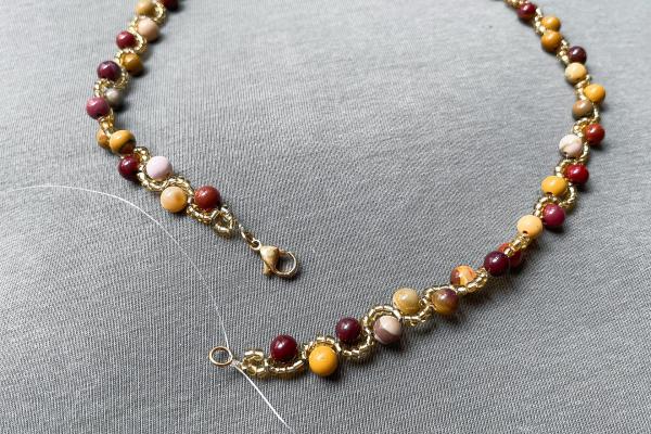 Jednoduchý náhrdelník z rokajlu a minerálů