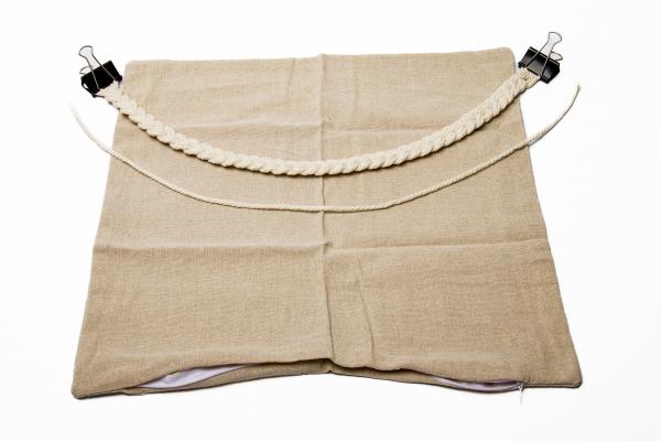 Polštář zdobený technikou macramé
