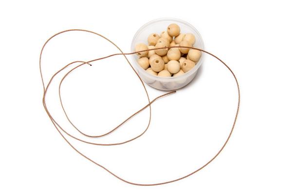 Podtácek z dřevěných korálků