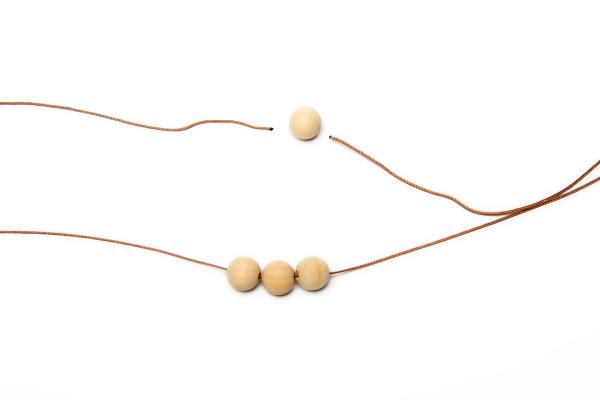 Podtácek z dřevěných korálků