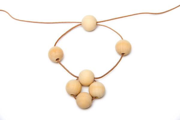 Podtácek z dřevěných korálků