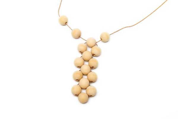 Podtácek z dřevěných korálků