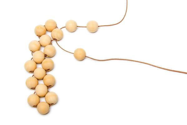 Podtácek z dřevěných korálků