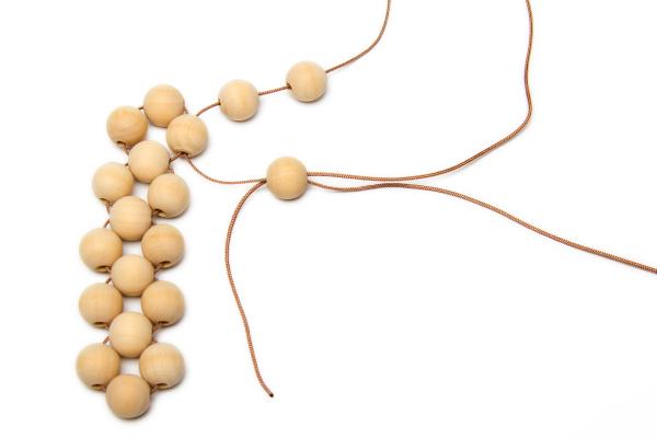 Podtácek z dřevěných korálků