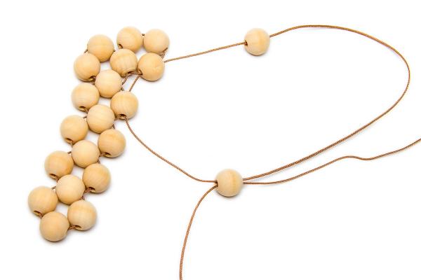 Podtácek z dřevěných korálků