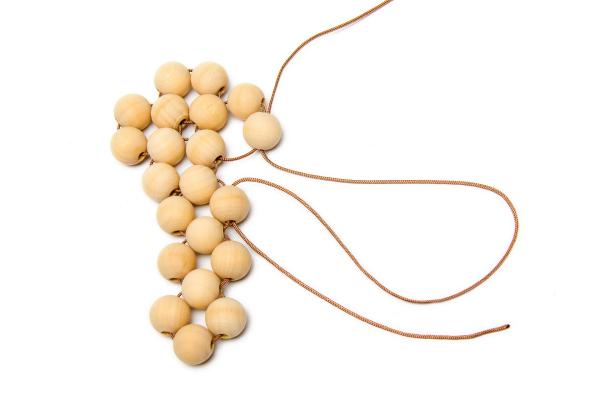 Podtácek z dřevěných korálků