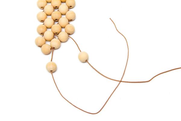 Podtácek z dřevěných korálků