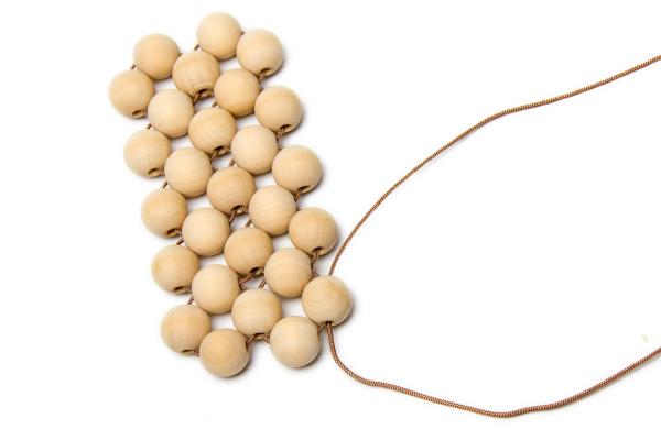 Podtácek z dřevěných korálků