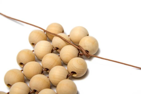 Podtácek z dřevěných korálků