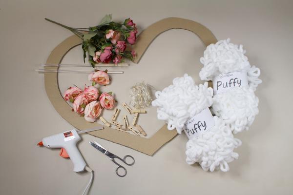 Romantické srdce z příze a květin