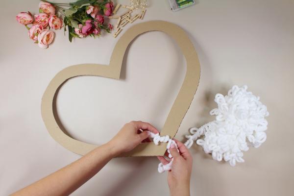 Romantické srdce z příze a květin