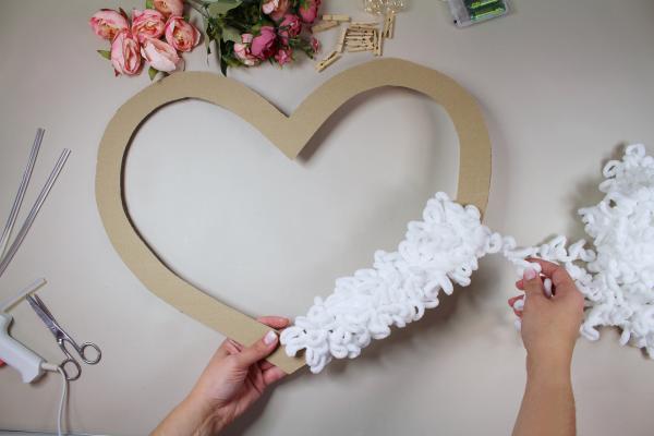 Romantické srdce z příze a květin