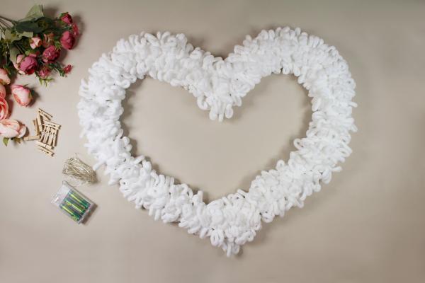 Romantické srdce z příze a květin