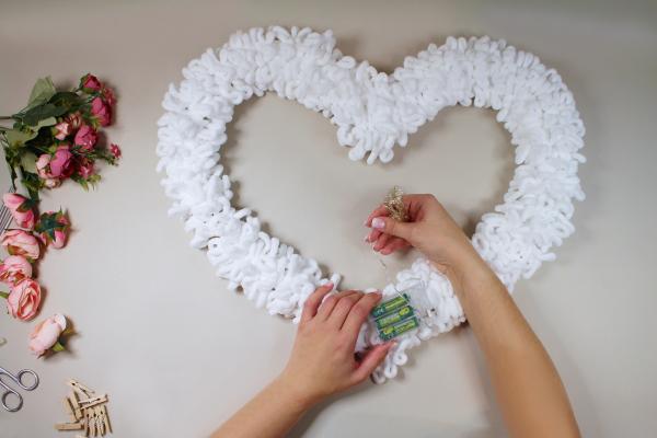 Romantické srdce z příze a květin