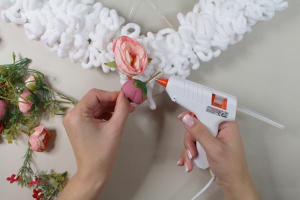 Romantické srdce z příze a květin