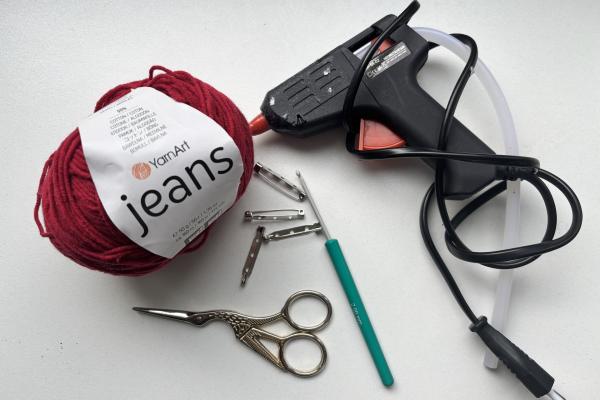 Uháčkujte si brož ve tvaru pusy