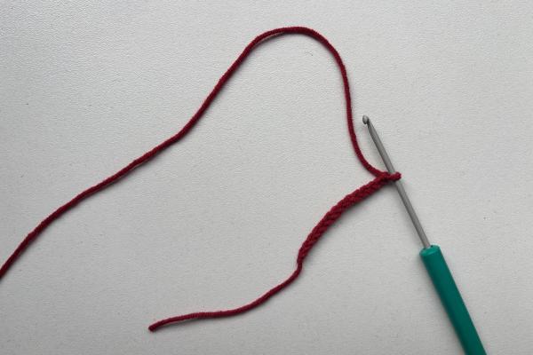 Uháčkujte si brož ve tvaru pusy