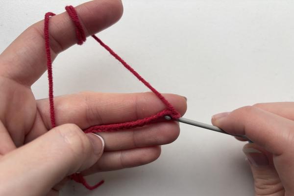 Uháčkujte si brož ve tvaru pusy