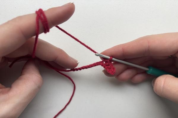 Uháčkujte si brož ve tvaru pusy