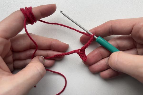 Uháčkujte si brož ve tvaru pusy