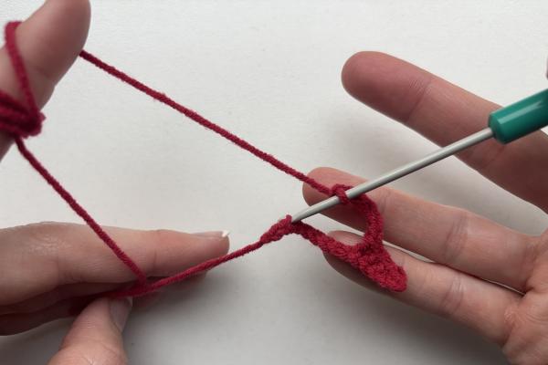 Uháčkujte si brož ve tvaru pusy