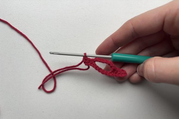 Uháčkujte si brož ve tvaru pusy