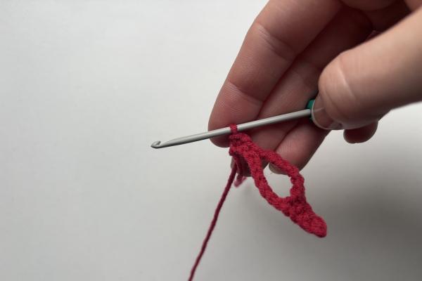 Uháčkujte si brož ve tvaru pusy