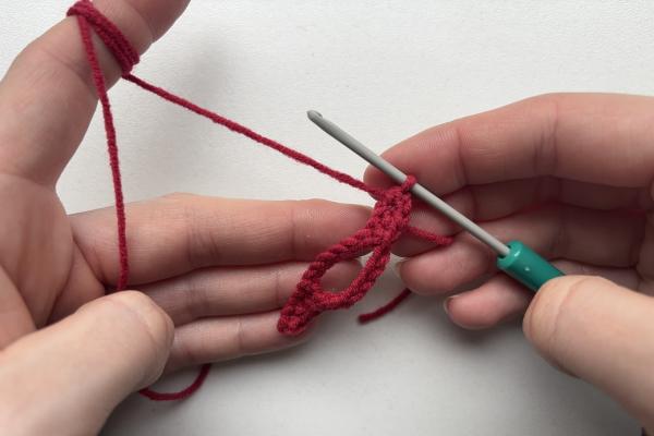 Uháčkujte si brož ve tvaru pusy