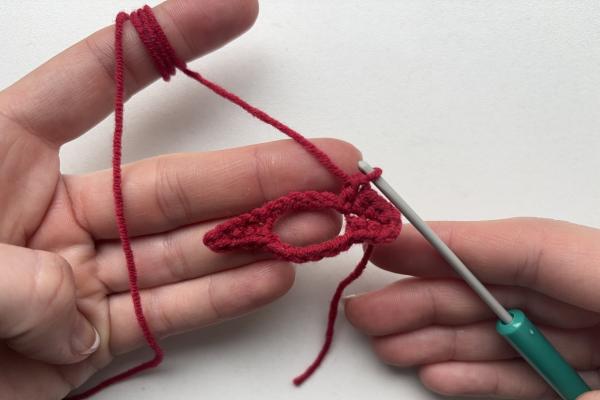 Uháčkujte si brož ve tvaru pusy