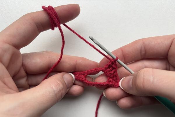 Uháčkujte si brož ve tvaru pusy