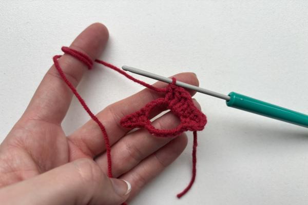 Uháčkujte si brož ve tvaru pusy