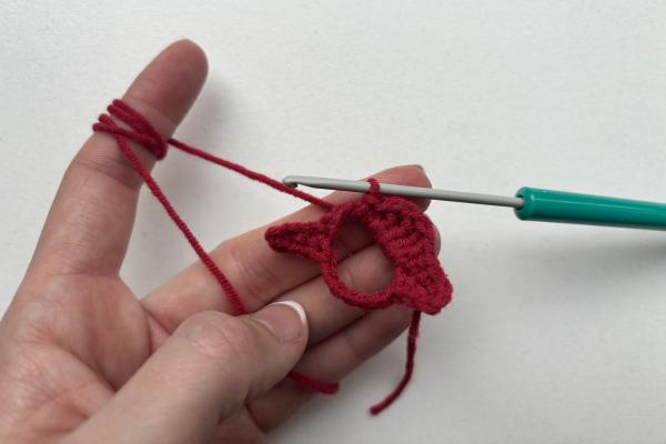 Uháčkujte si brož ve tvaru pusy