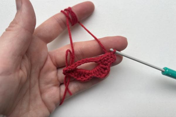 Uháčkujte si brož ve tvaru pusy