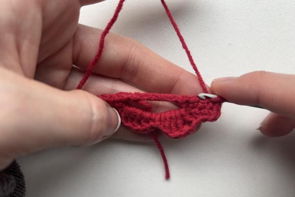 Uháčkujte si brož ve tvaru pusy