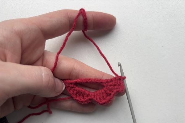 Uháčkujte si brož ve tvaru pusy