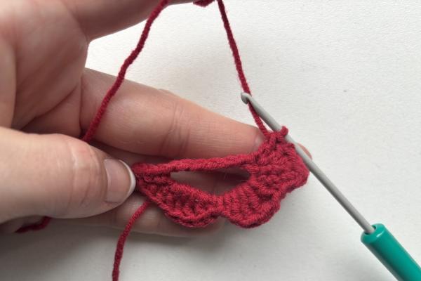 Uháčkujte si brož ve tvaru pusy