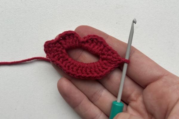 Uháčkujte si brož ve tvaru pusy