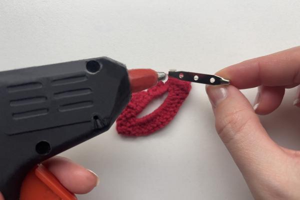 Uháčkujte si brož ve tvaru pusy