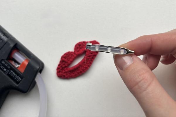 Uháčkujte si brož ve tvaru pusy