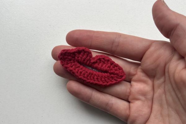 Uháčkujte si brož ve tvaru pusy