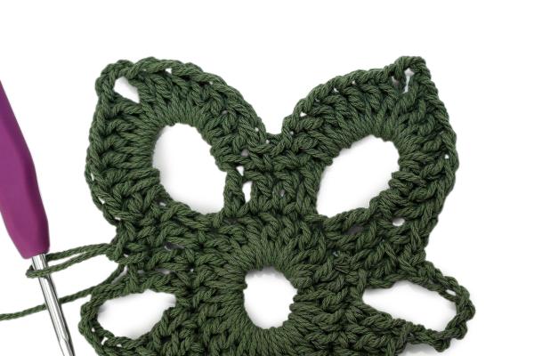 Háčkované květinové prostírání 