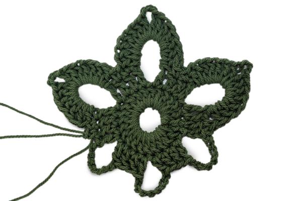 Háčkované květinové prostírání 