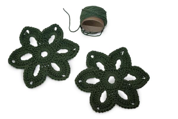 Háčkované květinové prostírání 