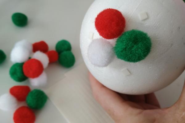 Vánoční ozdoba z bambulek 