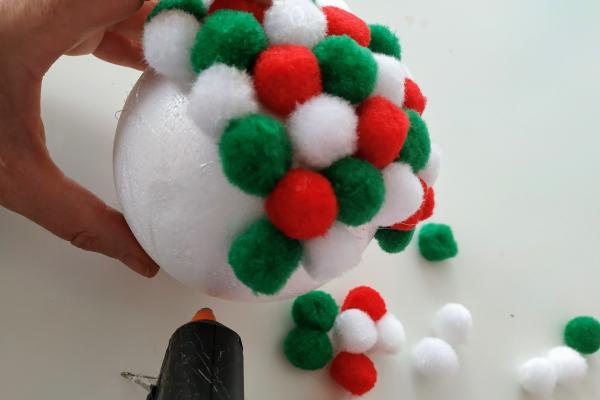 Vánoční ozdoba z bambulek 